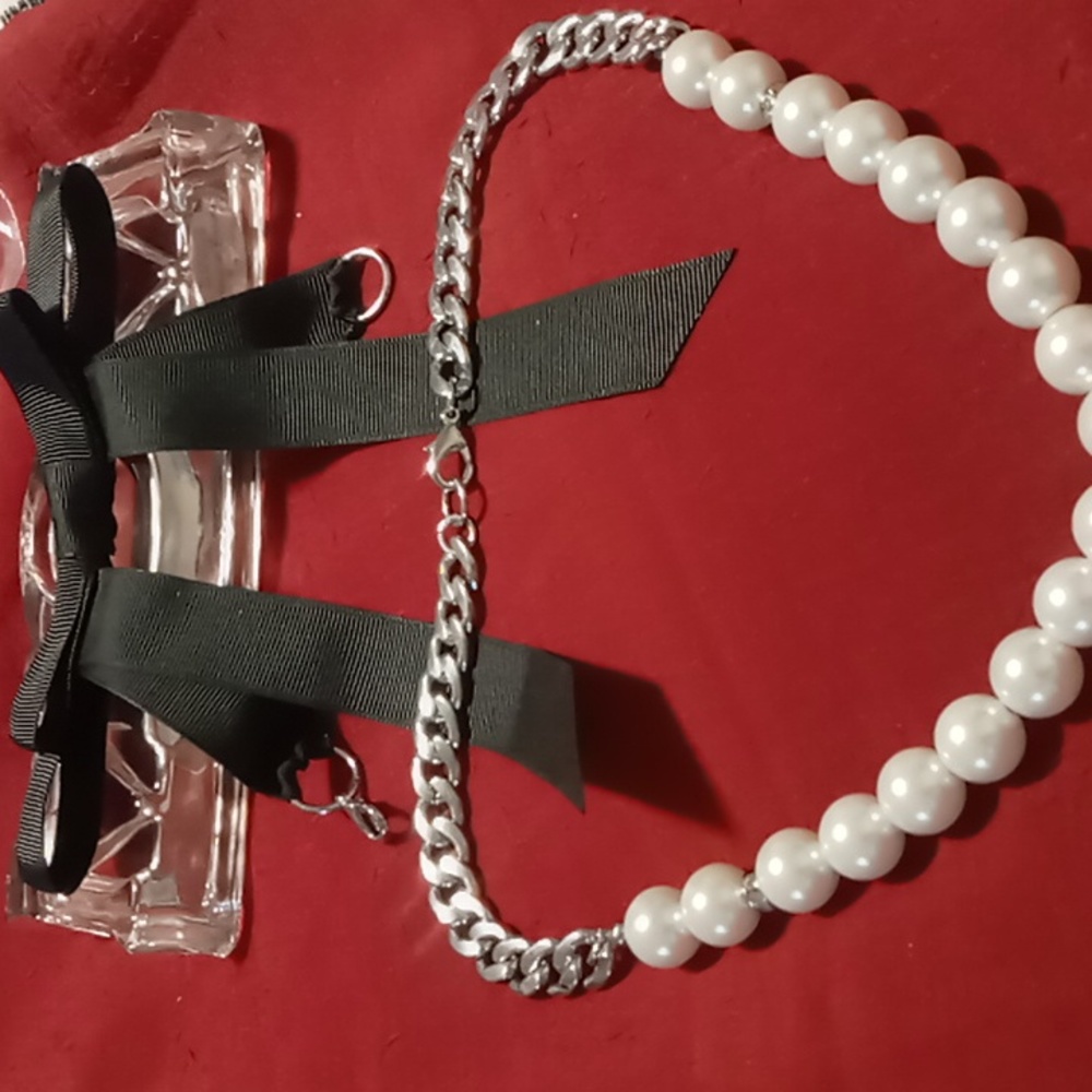 Curb chain with pearls versital with the bow long without is a collar necklace.